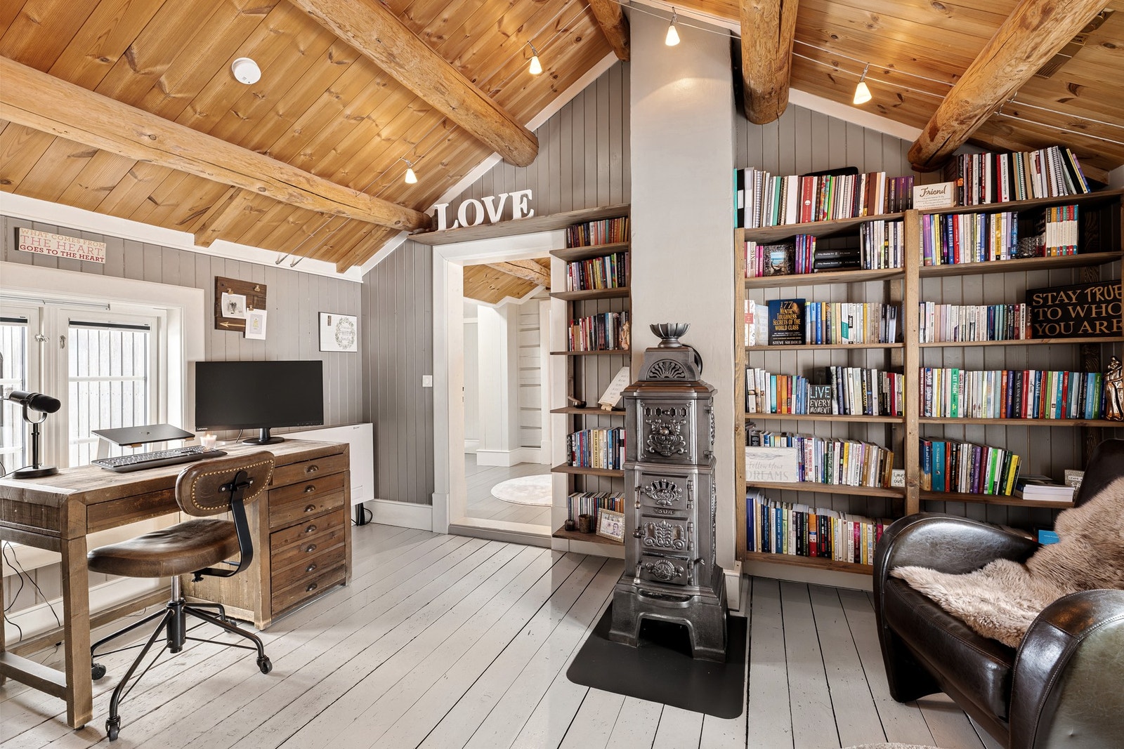 Den trivelige loftstua måler ca. 12 kvm. I hjørnet bak pulten står en konvektor tilkoblet varmeanlegget. Galleribilde