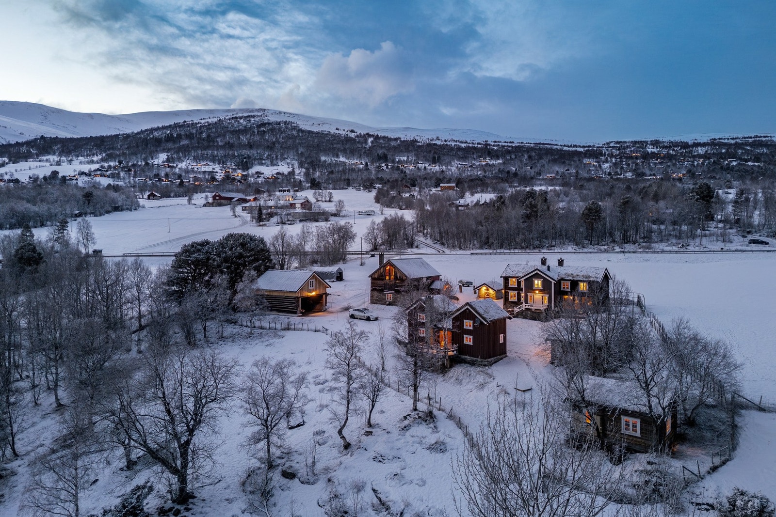 Gården ligger like ved hovedveien, men samtidig langt nok unna til at beliggenheten er fredelig. Galleribilde