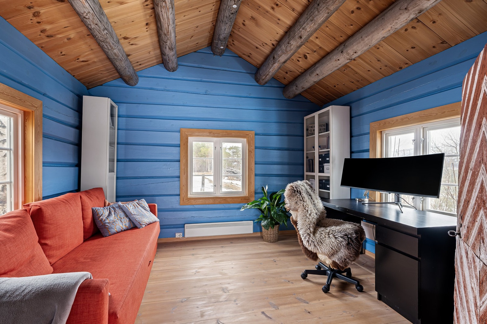 Gjestehus 2 er innredet som kontor på 21 kvm. Galleribilde