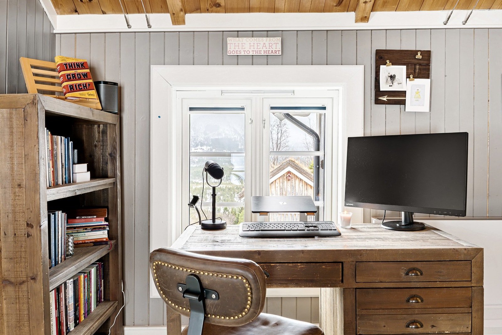 Loftstua i hovedhuset fungerer som kontor og bibliotek. Galleribilde