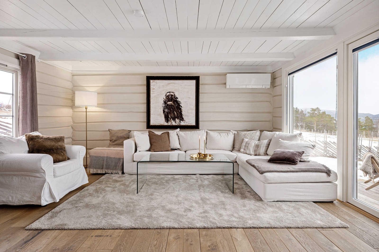 Gården har egen bergvarme via to brønner, og hovedhuset har vannbåren gulvvarme i deler av 1. etasje. Galleribilde