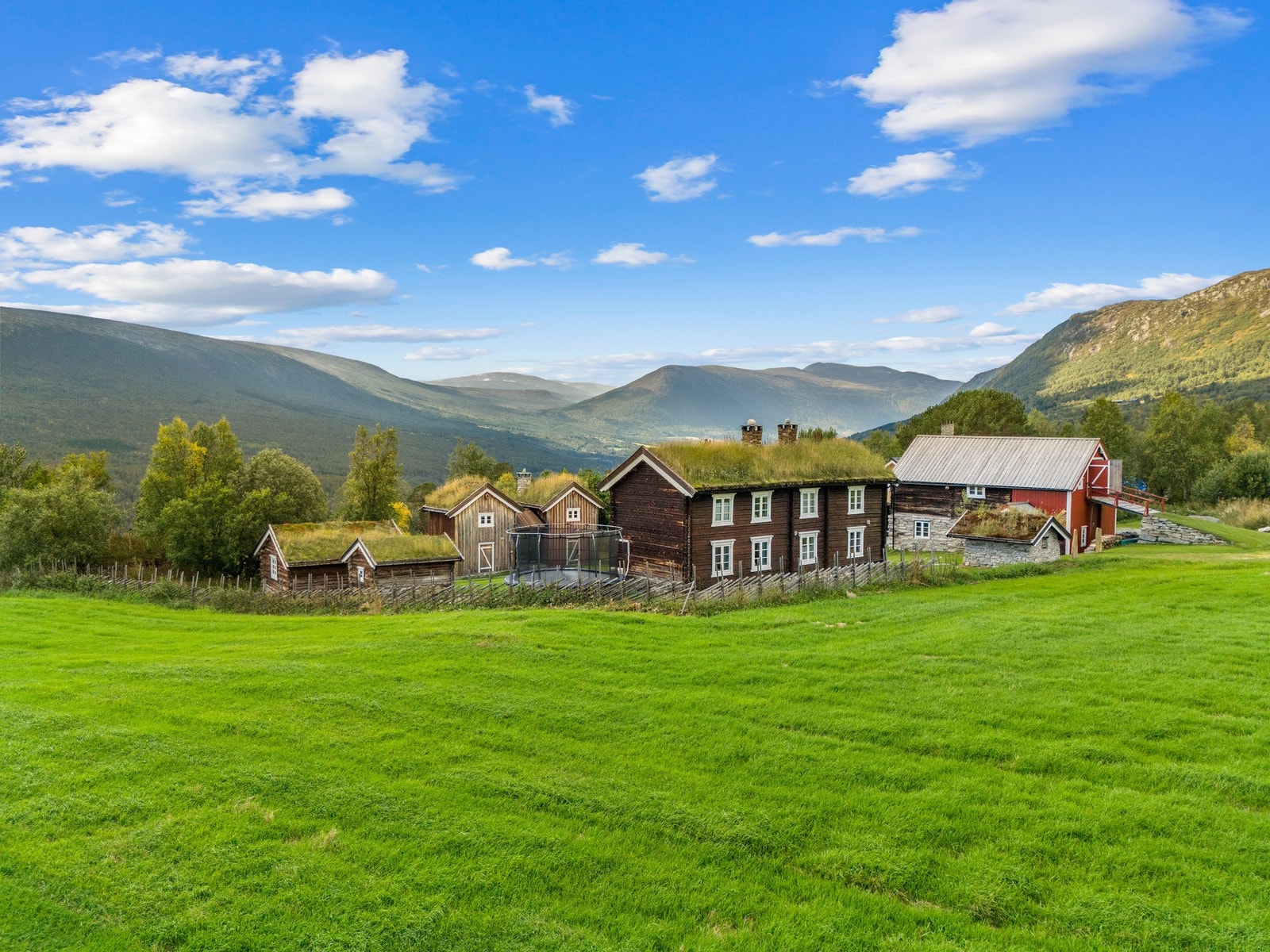 Midt mellom Trollheimen og Dovrefjell er eiendommen omgitt av mektig natur og de flotteste turmuligheter. Galleribilde