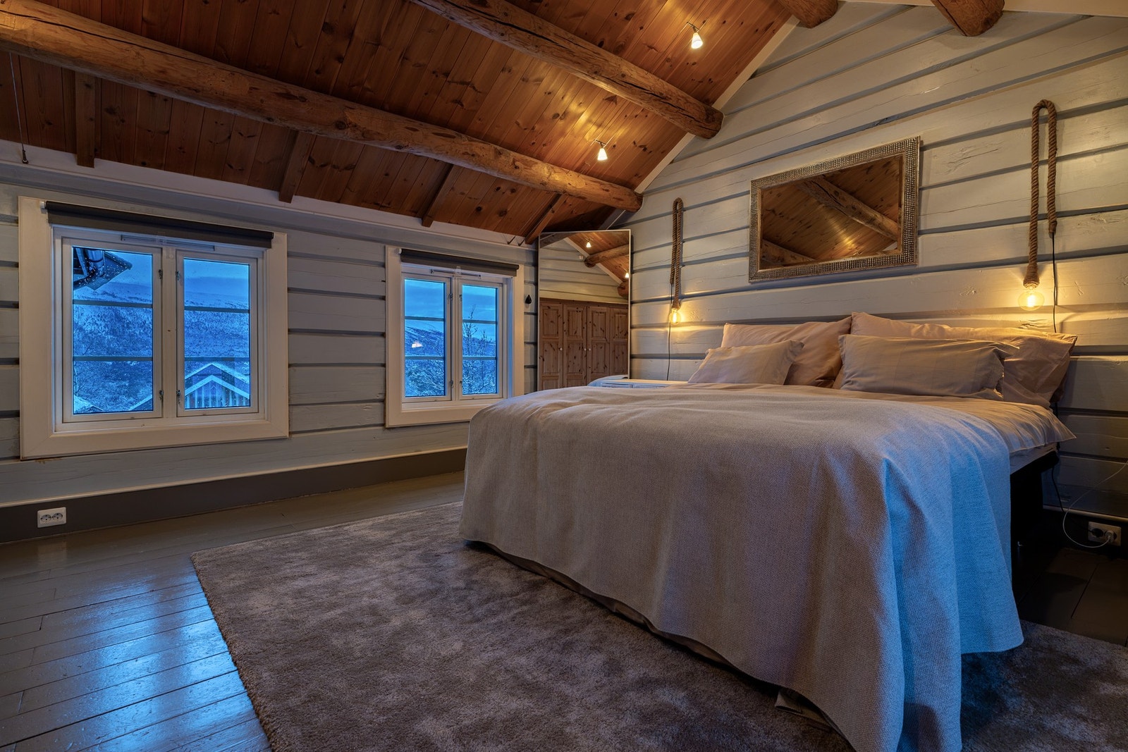 Hovedsoverommet i 2. etasje er et imponerende loftsrom. Galleribilde