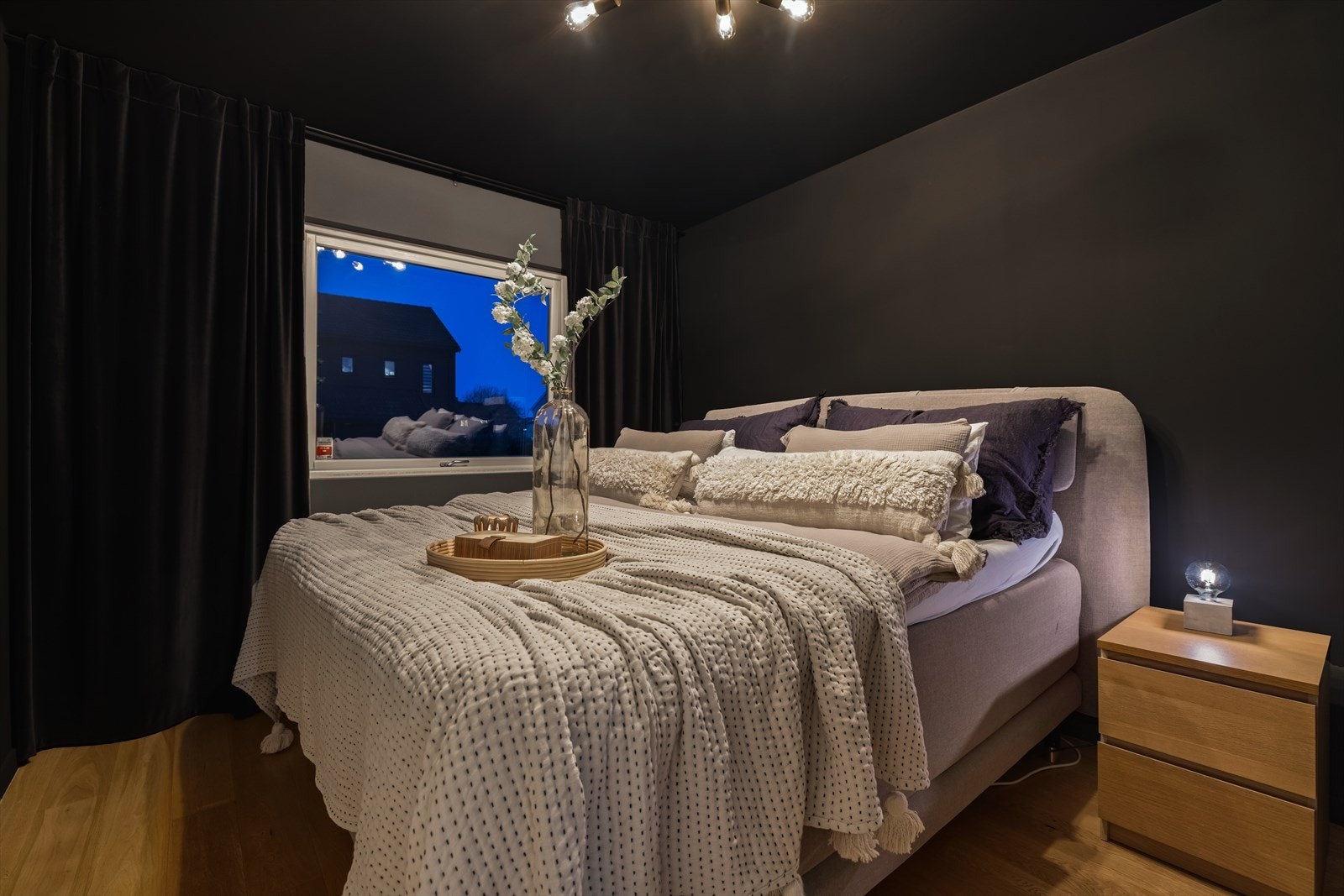 Alle soverommene i 1. etasje er praktisk plassert ved hallen og med enkel adkomst til badet. Galleribilde