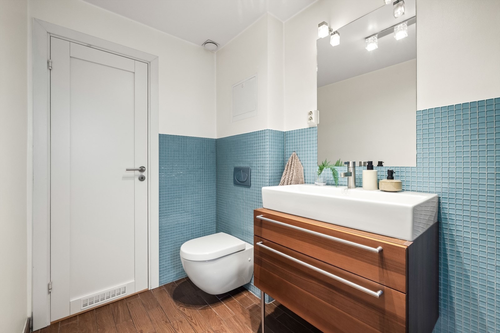 I inngangsetasjen ligger et pent baderom fra ca. 2008. Galleribilde