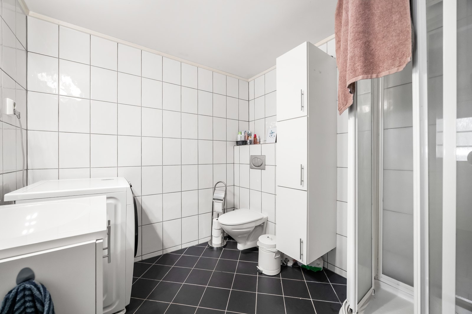 Bad/vaskerom i utleieleiligheten. Galleribilde