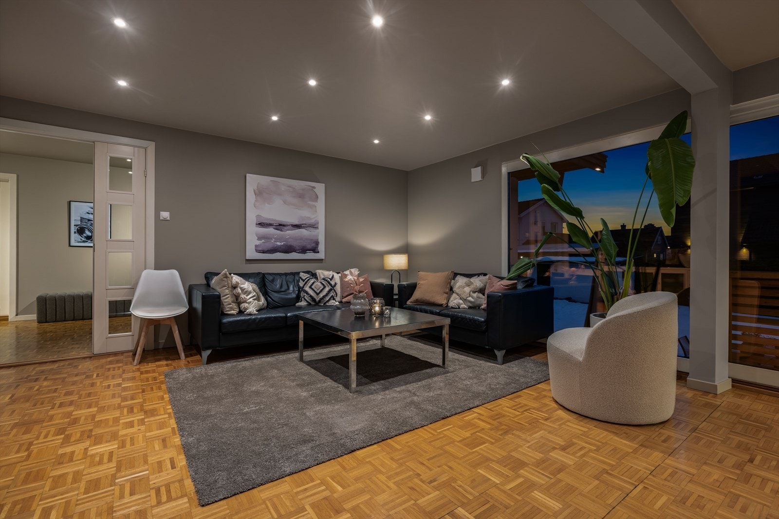 Interiøret i allrommet preges moderne fargekombinasjoner, lekre spileoverflater, elegant downlightsbelysning og slitesterk parkett på gulvet. Galleribilde