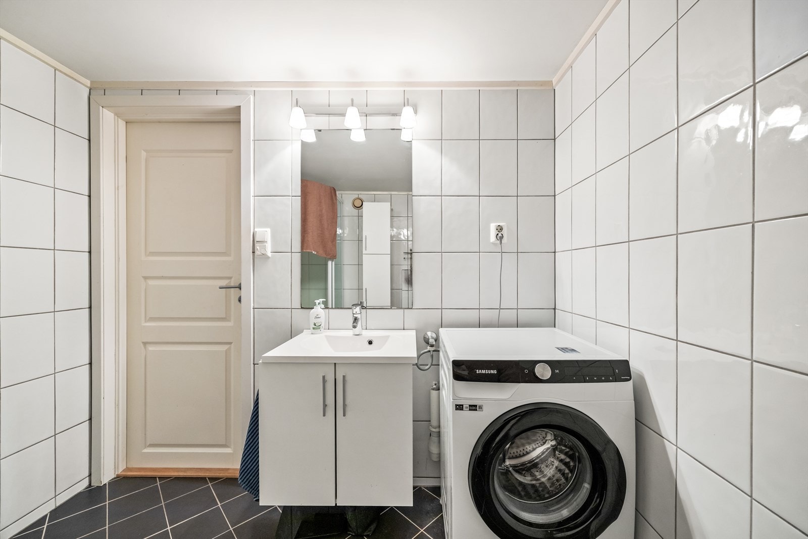 Bad/vaskerom i utleieleiligheten. Galleribilde