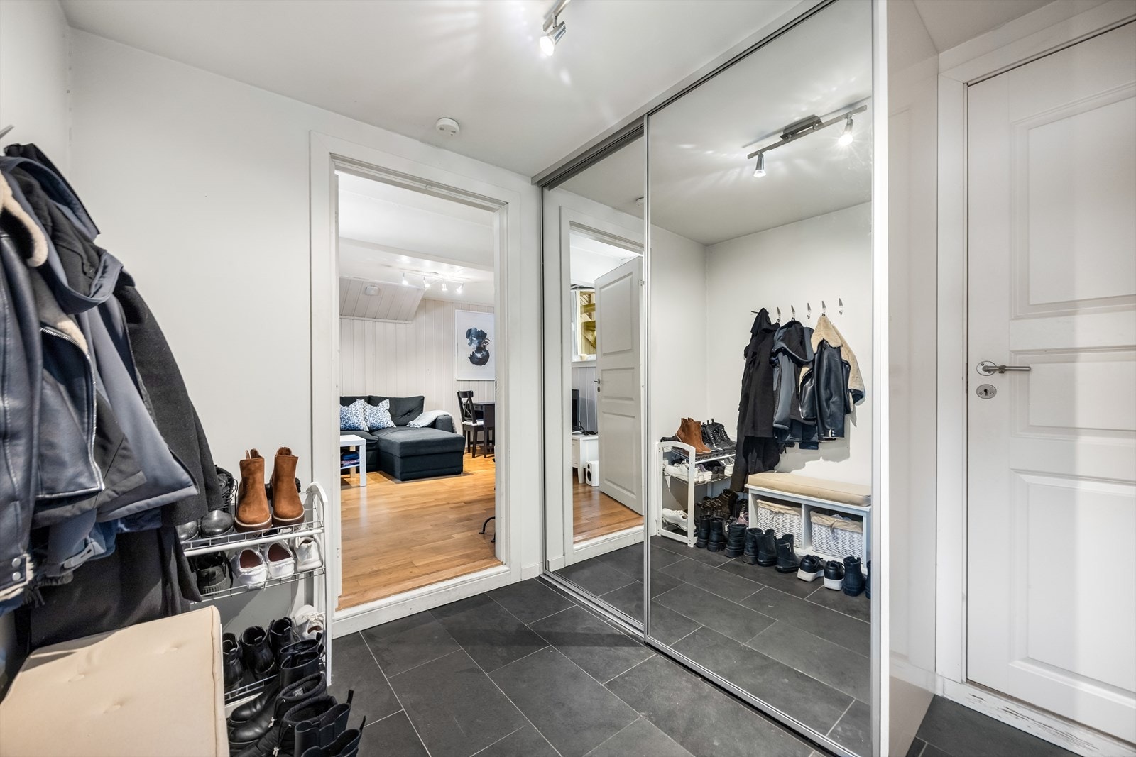 Entre/gang utleieleilighet. Galleribilde