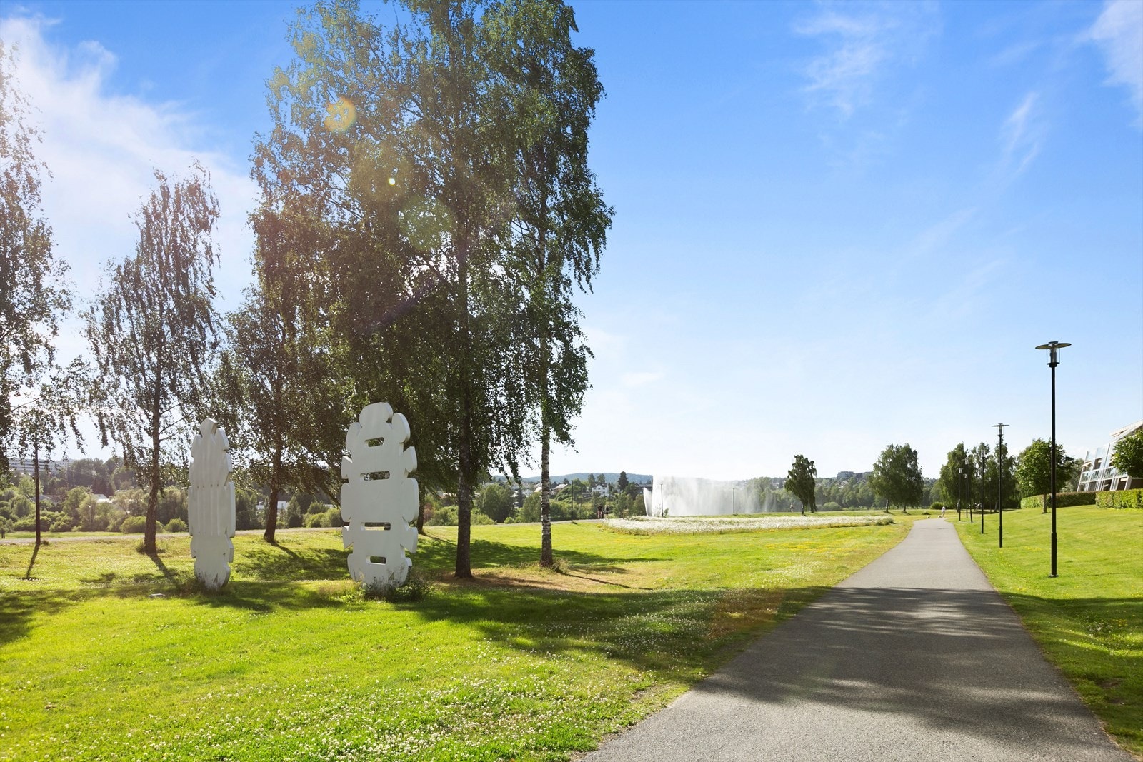 Liker du å starte eller avslutte dagen med en joggetur, anbefales ruten gjennom Elvebredden kunstpark langs Nitelva og Sagelva. Galleribilde
