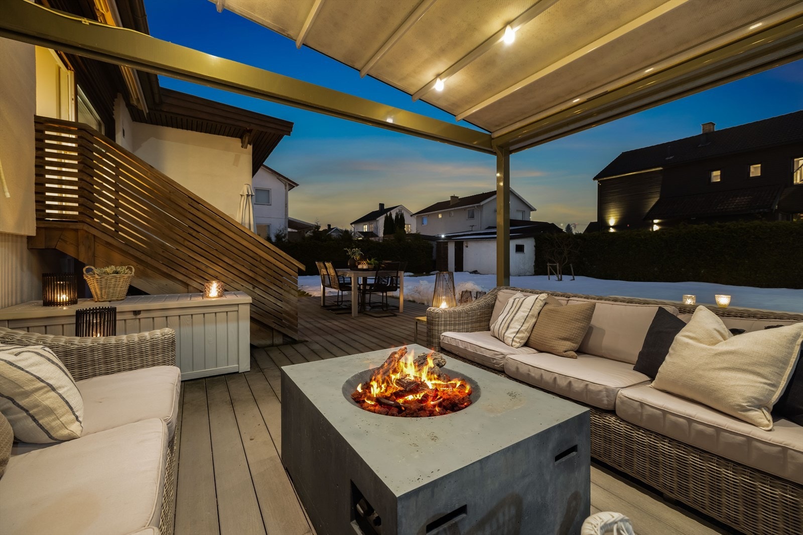 Mot sydvest er det etablert en flott terrasse på ca. 36 kvm, delvis under tak, med glimrende solforhold. Galleribilde