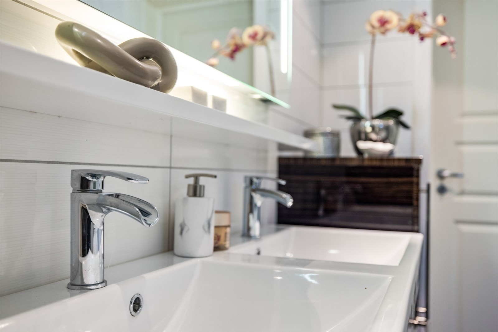 Praktisk med dobbel servant når man er flere på badet samtidig. Galleribilde