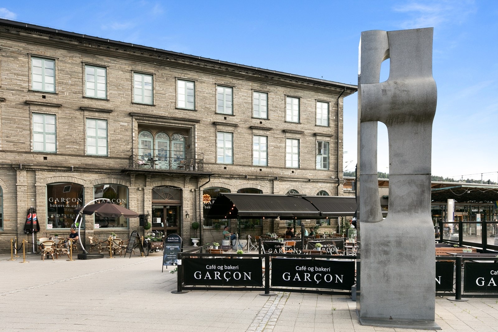 Garcon cafe ved togstasjonen. Galleribilde