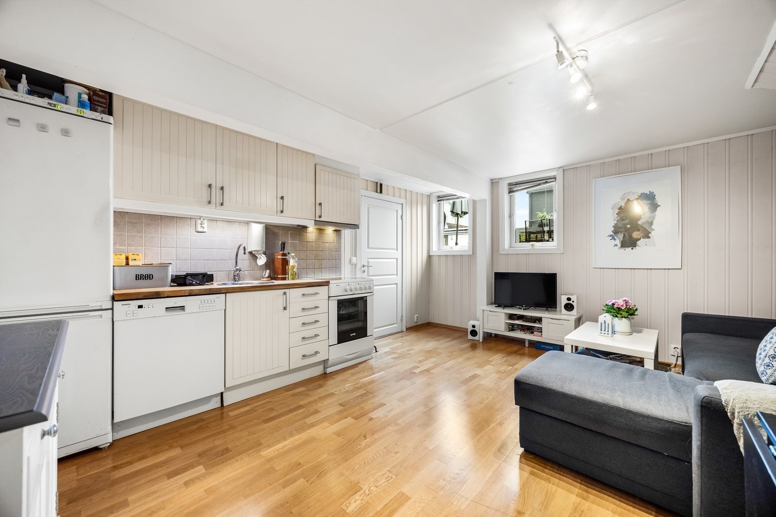 Stue med åpen kjøkkenløsning i utleieleiligheten. Galleribilde