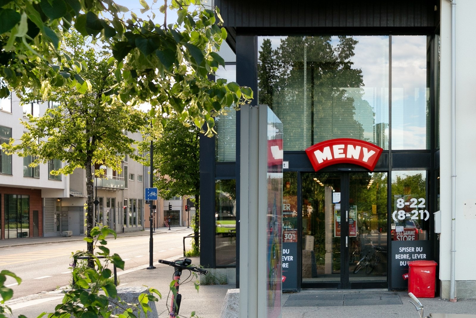 Gode dagligvarebutikker i byen, blant annet Meny, Coop Obs, Rema 1000, Kiwi og søndagsåpen Bunnpris. Galleribilde