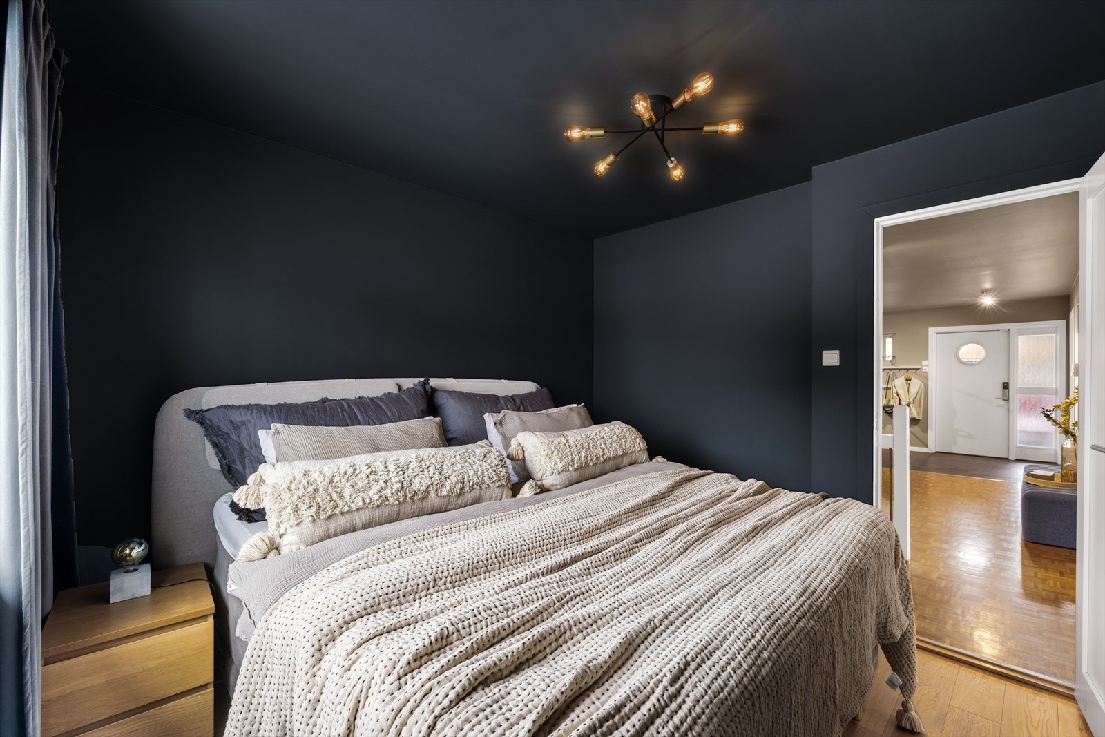 Totalt fire soverom i inngangsetasjen. Galleribilde