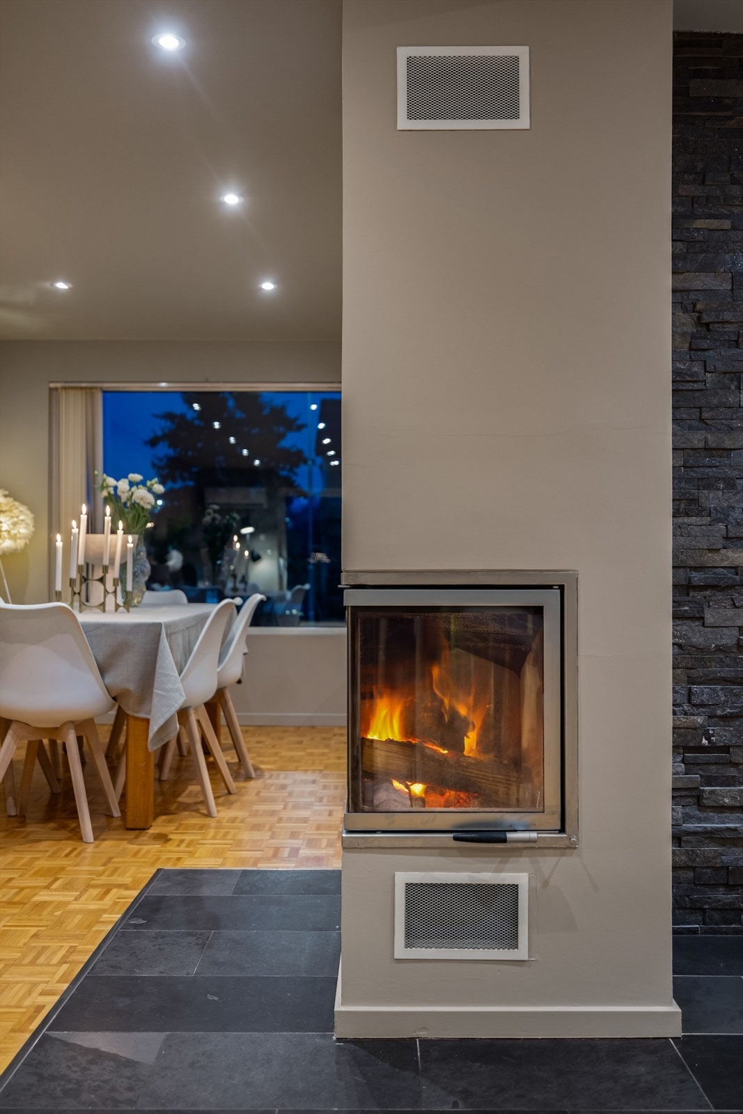 Peisovnen sikrer god oppvarming og skaper en ekstra hyggelig atmosfære. Galleribilde