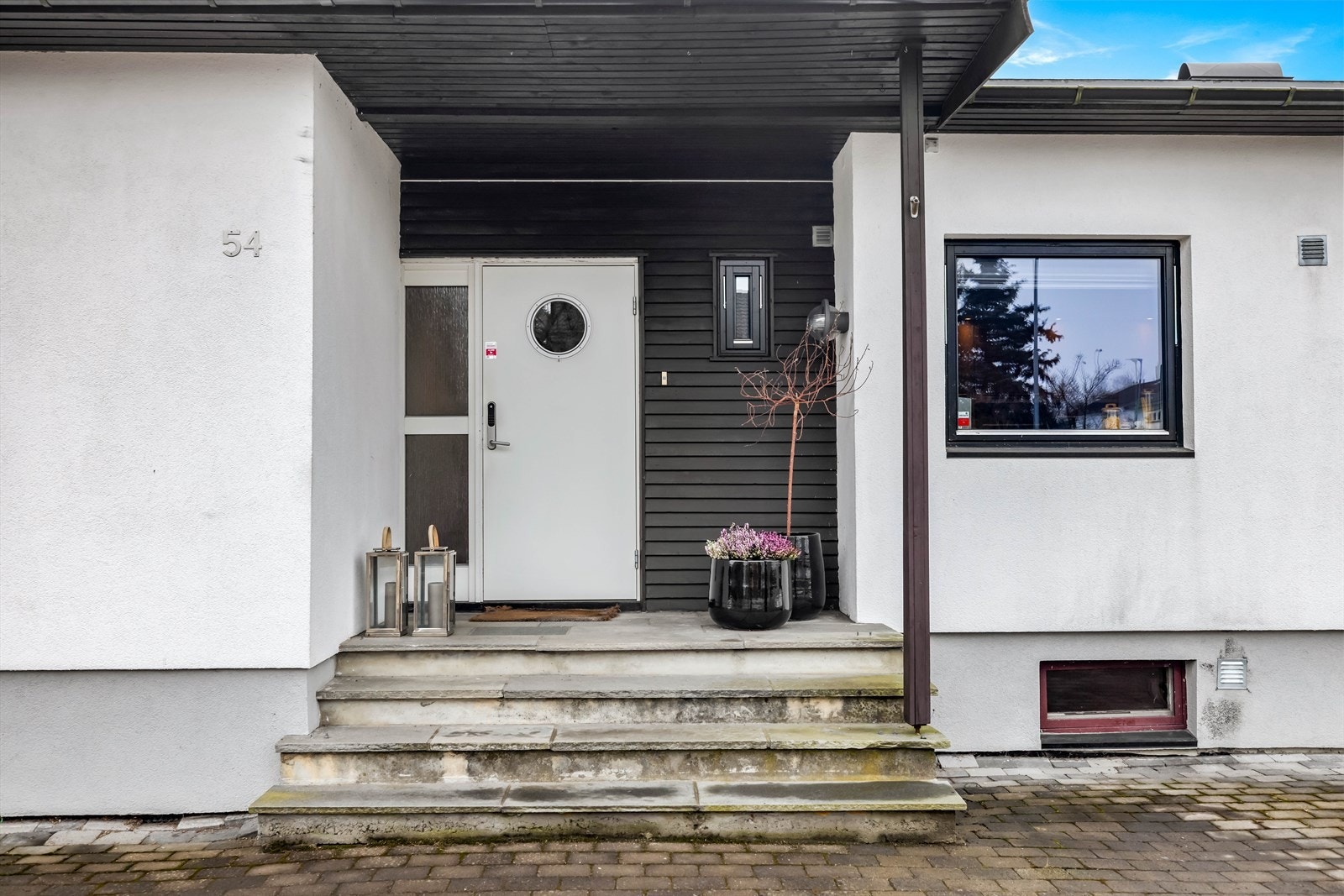 Overbygd inngangsparti og ytterdør med trygg og praktisk kodelås. Galleribilde