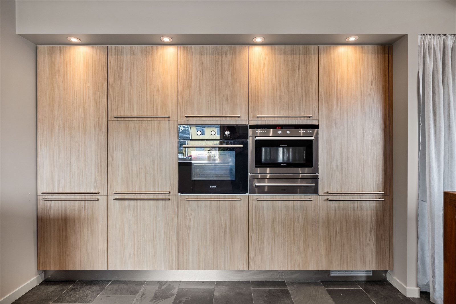 Integrert ovn fra 2024 og mikro/kombiovn med varmeskuff i ergonomisk arbeidshøyde. Galleribilde