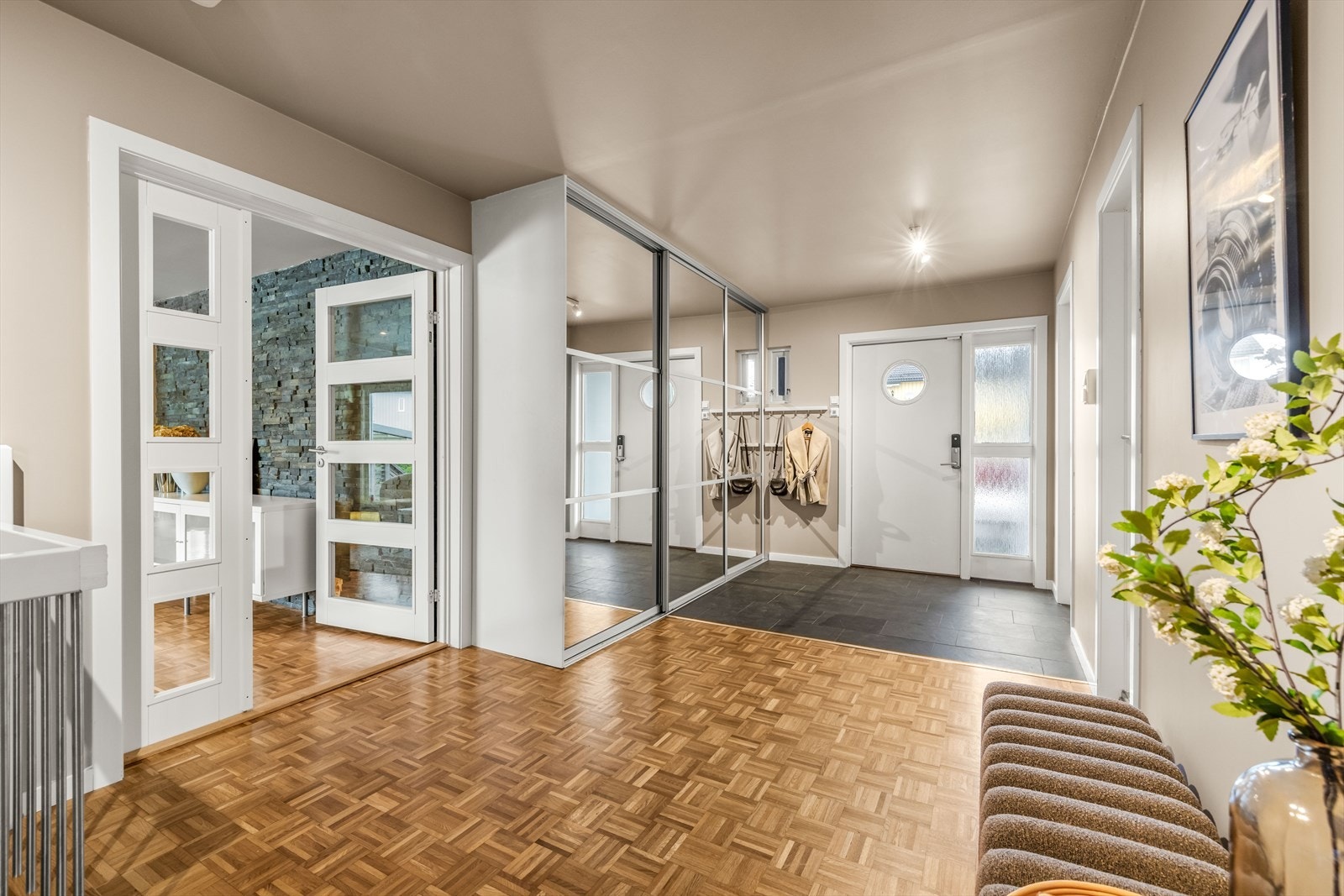 Særdeles romslig hall med skyvedørsgarderobe. Et solid førsteinntrykk. Galleribilde