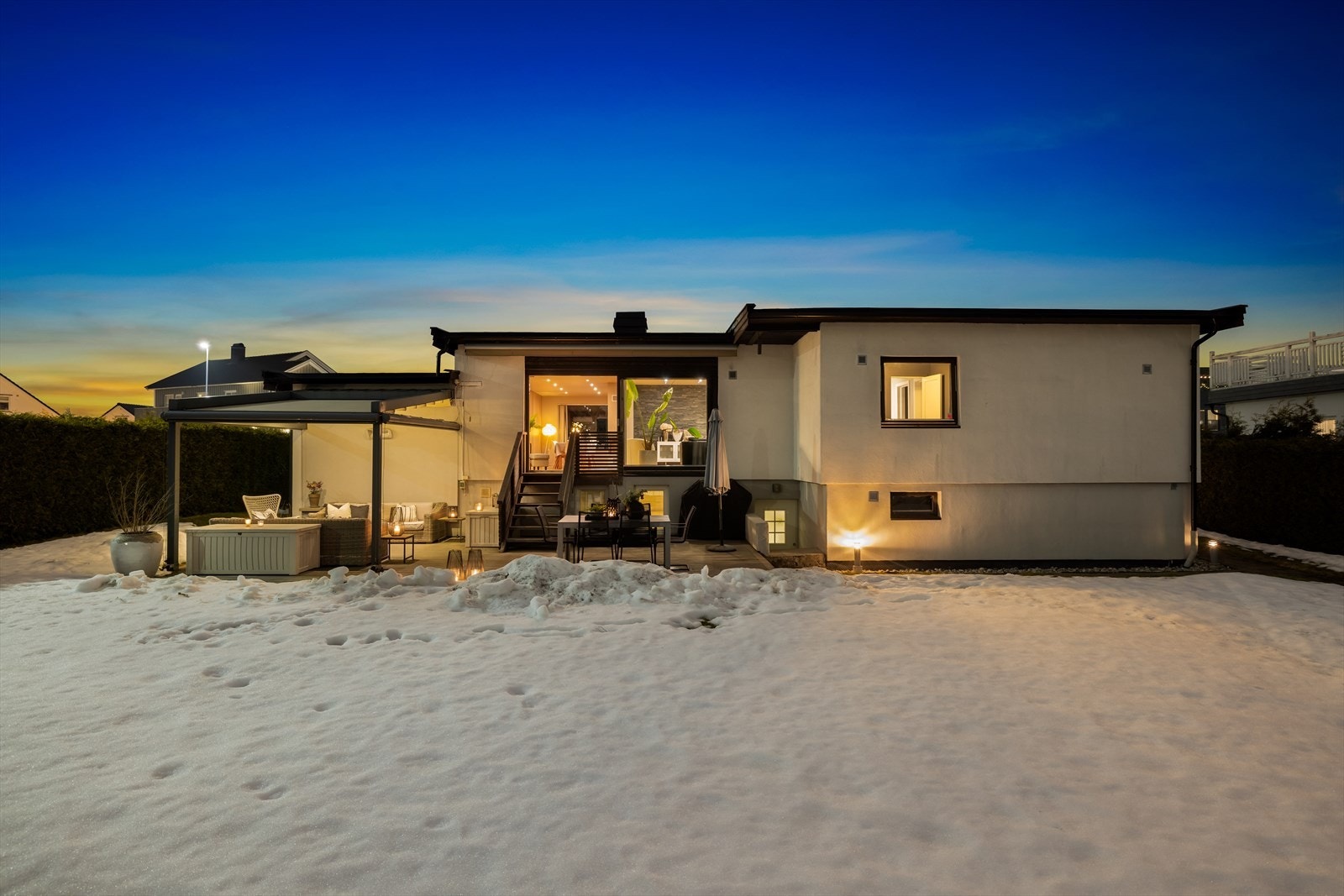 Hagen har skjermende, tett hekk samt god plass til ballspill, lek og rekreasjon for både små og store. Galleribilde