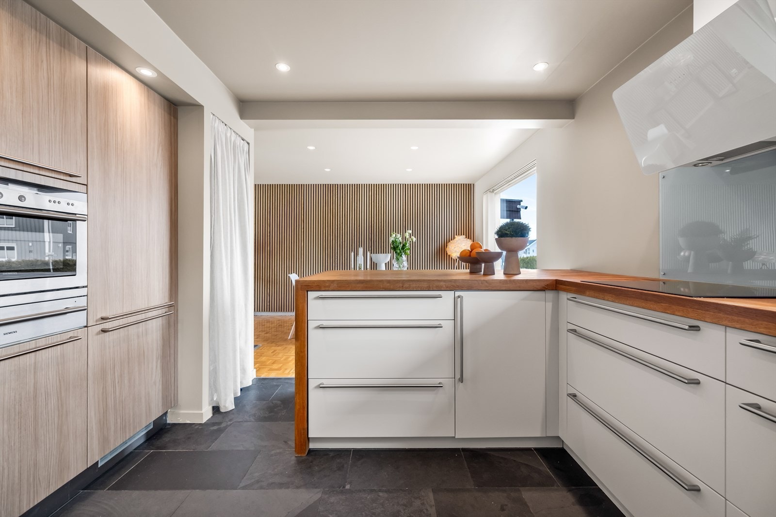 Dette er et romslig utformet kjøkken fra ca. 2008 med rikelig oppbevaringsplass og god plass til baking og kokkelering. Galleribilde