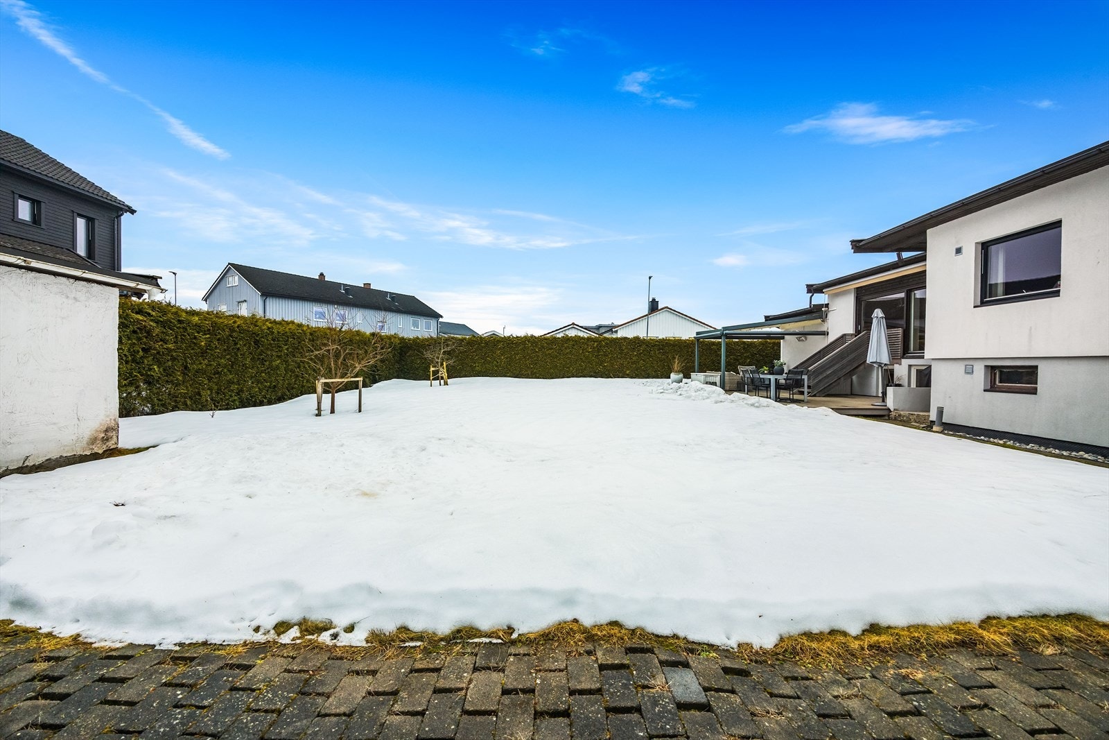 God plass for lek og rekreasjon i hagen for barna - både sommer og vinter. Galleribilde