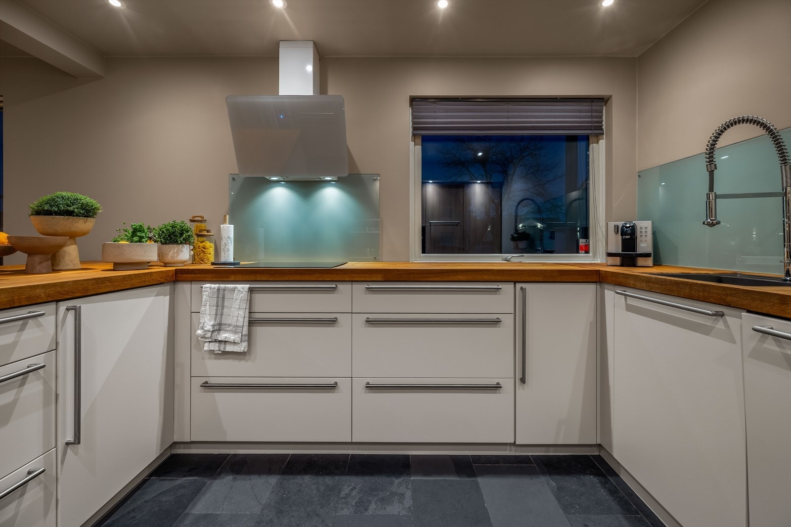 Integrert induksjonstopp fra ca. 2018 og ventilator fra 2026. Galleribilde