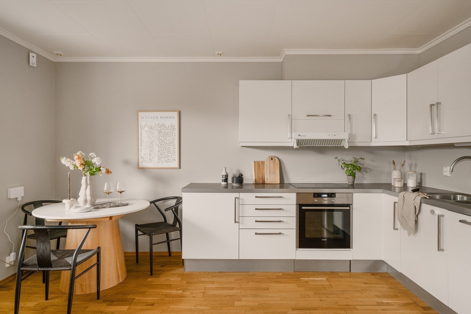 - Den åpne stue- og kjøkkenløsningen måler 25,9 m² - Galleribilde