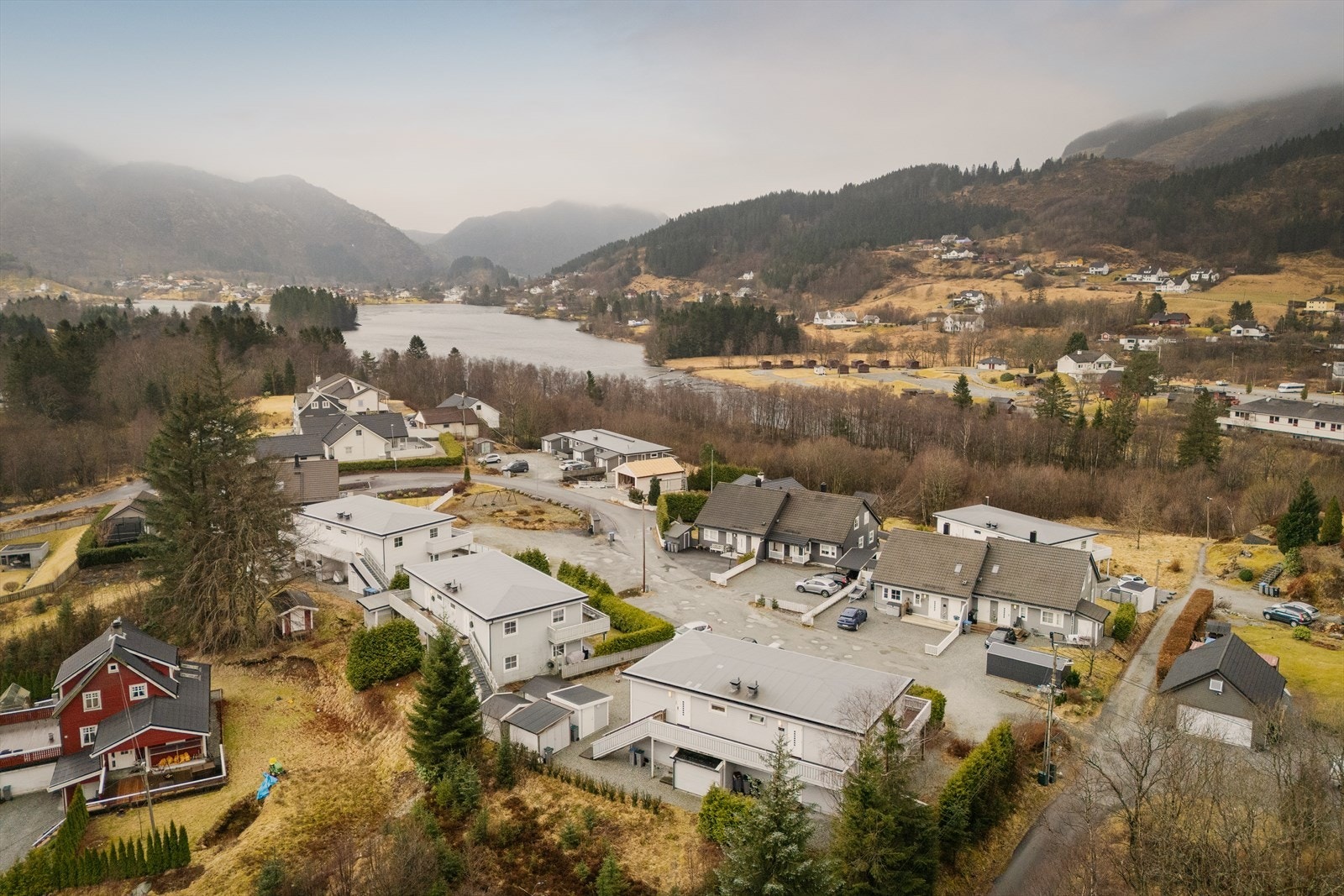 - Ca. 9 min med bil til Øyrane Torg med et godt utvalg av butikker og spisesteder. Til Nesttun sentrum bruker du ca. 15 min med bil - Galleribilde