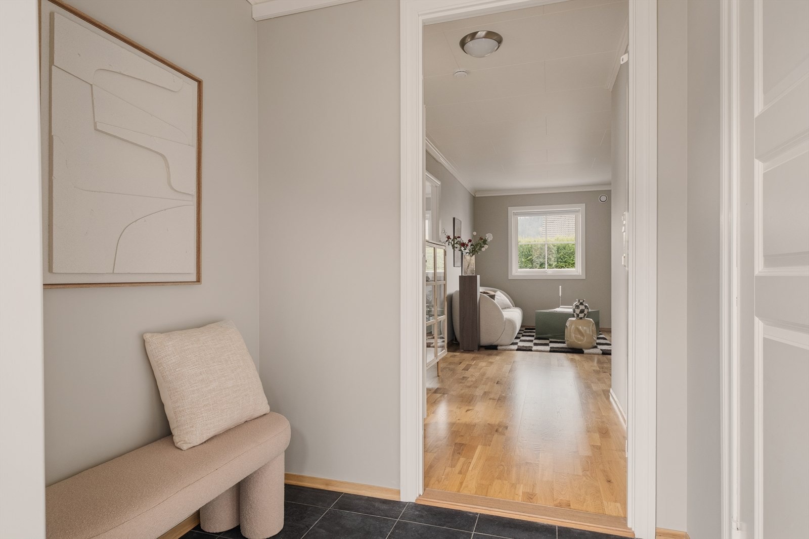 - Du blir ønsket velkommen hjem til en lys og trivelig entré som måler 2,6 m² - Galleribilde