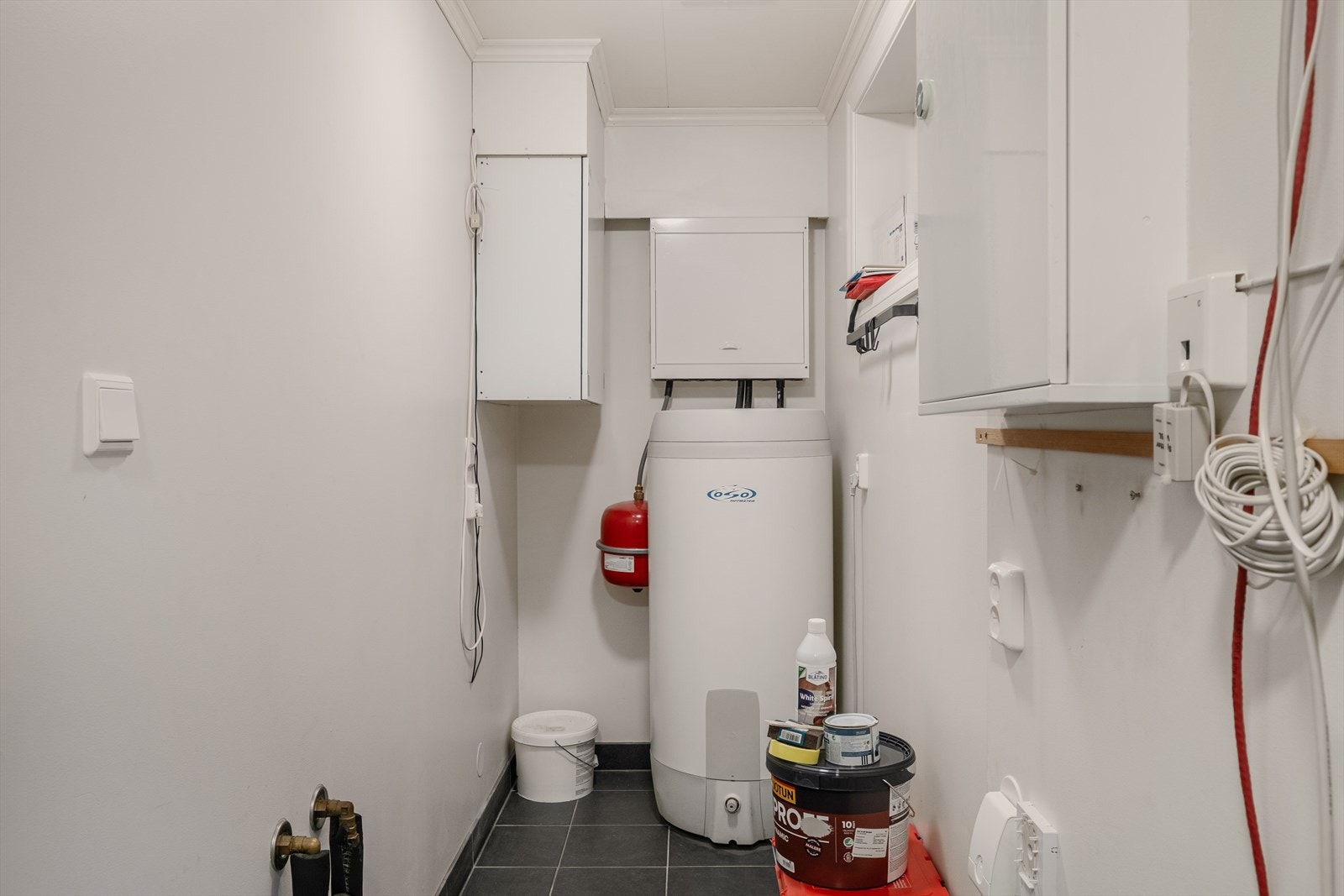 - Gode lagringsmuligheter i innvendig bod som måler 3,1 m² + 2 eksterne boder - Galleribilde