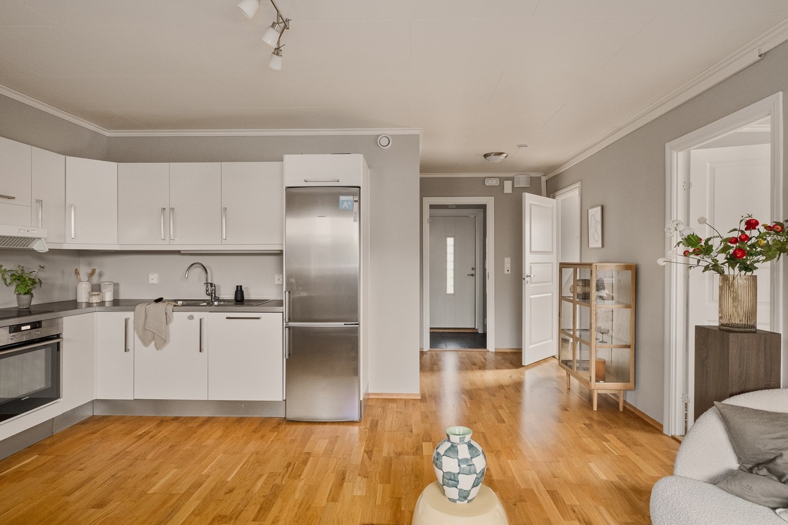 - Som ny eier får du gleden av integrert induksjonsplatetopp, stekeovn og oppvaskmaskin - Galleribilde