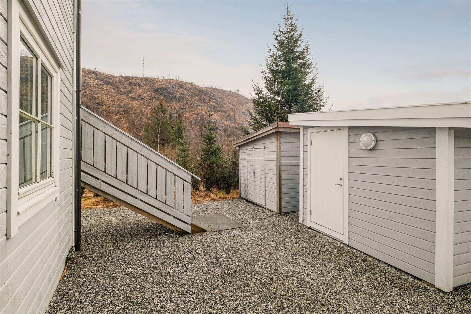 - Sameiet består av 12 seksjoner delt på tre hus. Brøyting, husforsikring og vedlikehold av felles eiendom er inkludert i de månedlige felleskostnadene - Galleribilde