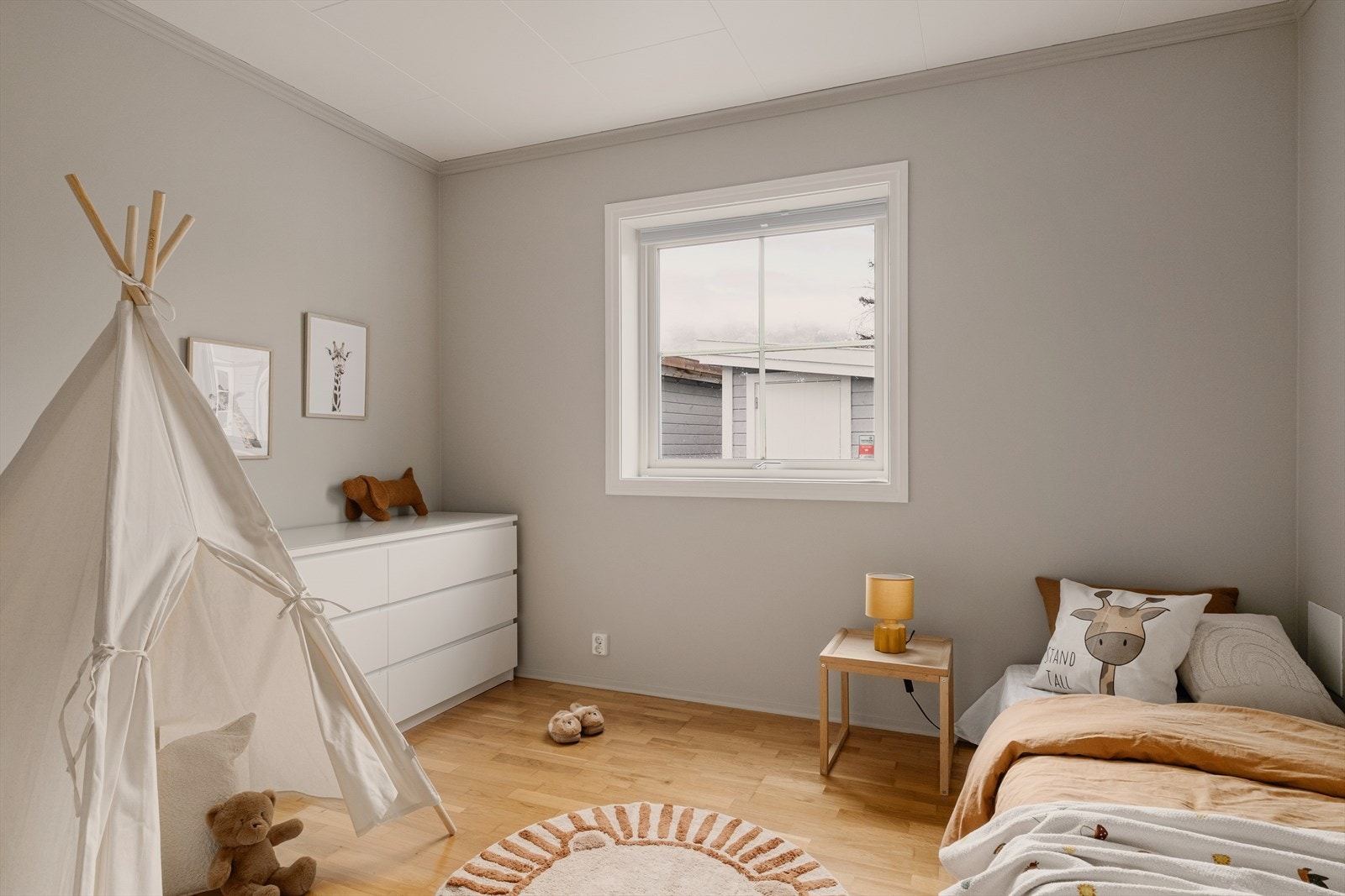 - Soverom 2 er også av god størrelse og måler 9,1 m² - Galleribilde