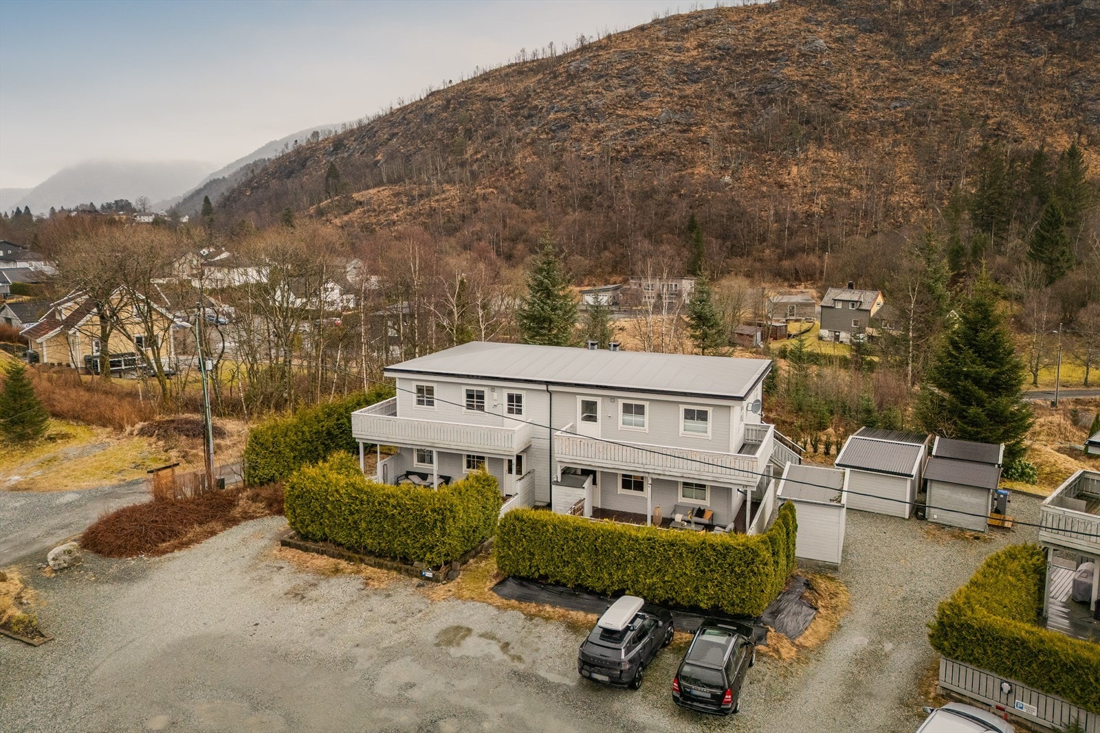 - Nærmeste busstopp ligger ca. 5 min gange fra boligen. 9 min kjøring til Arna Terminal. Fra Arna Terminal går det tog til Bergen og Voss jevnlig - Galleribilde