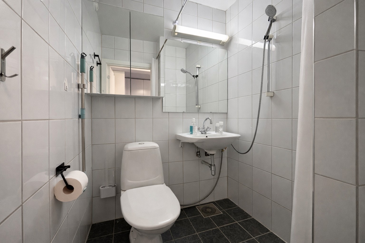 Hybelen har et helfliset baderom. Inneholder wc, dusj og servant. Kontakt megler for visning! Galleribilde