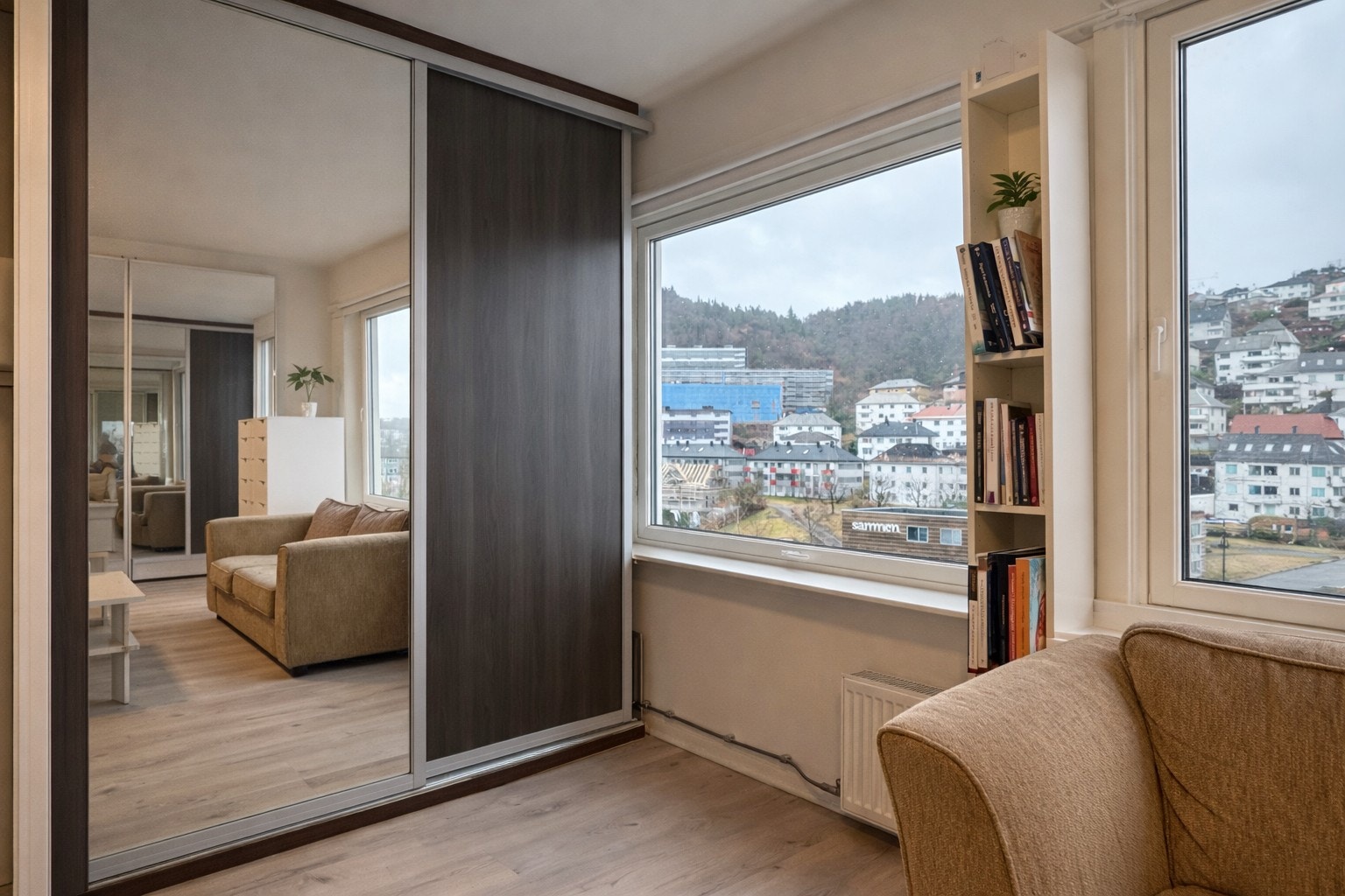 Leiligheten leies ut møblert med blant annet klesskap, fastmontert seng, sofagruppe og stuebord. Galleribilde