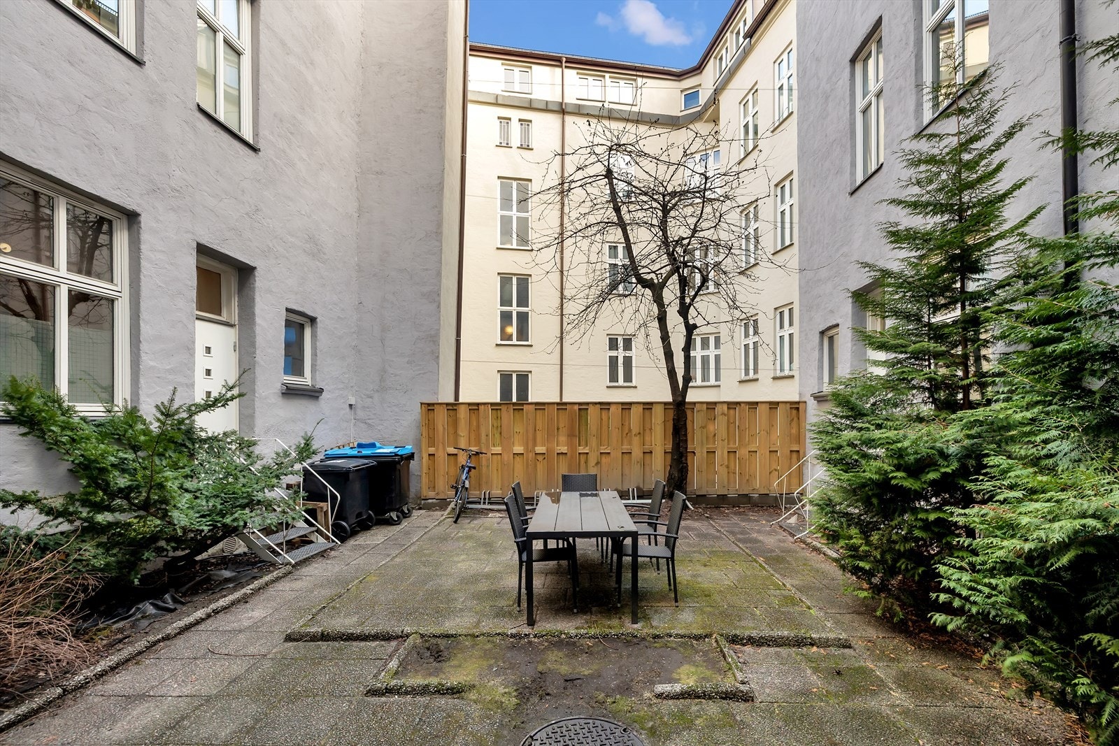 Hyggelig opparbeidet bakgård med steinheller og diverse beplantning. Galleribilde