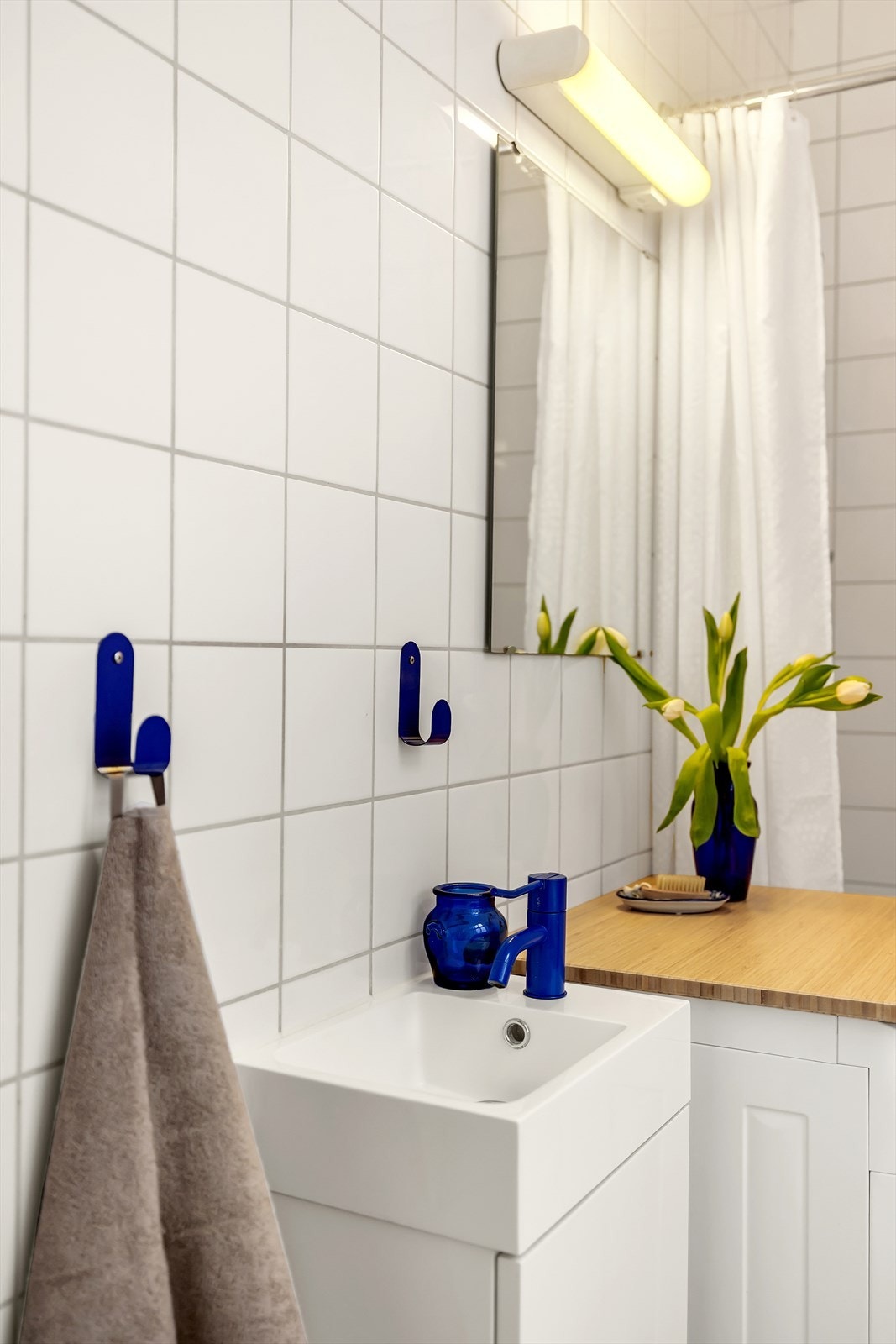 Rommet er utstyrt med gulvstående toalett, 40 cm servant med underskap og et dusjhjørne. Galleribilde