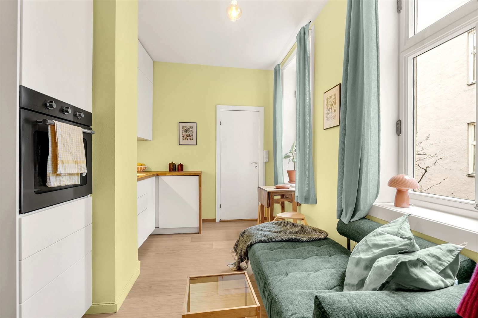 Lys og innbydende stue med plass til sofa, lite spisebord og øvrig møblement. Galleribilde