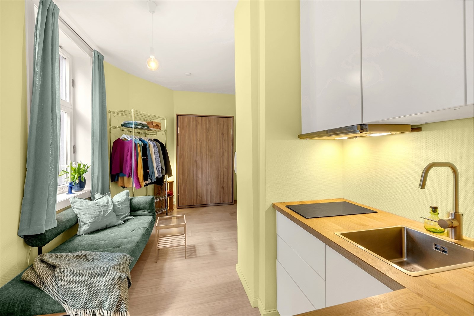 En-stavs eikeparkett fra 2024 samt malte, slette vegger og tak. Galleribilde