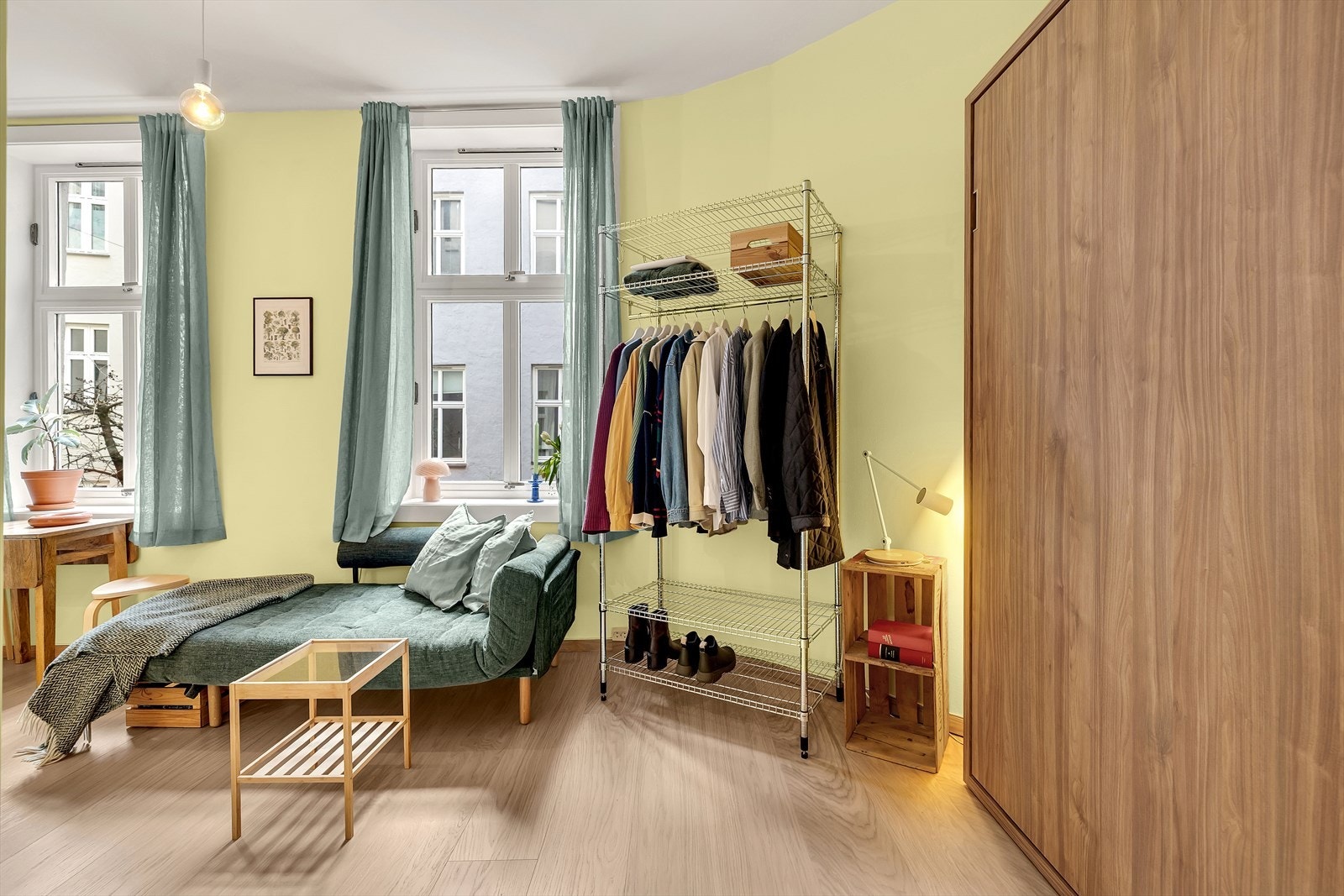 Plassbesparende veggseng montert på vegg. Galleribilde