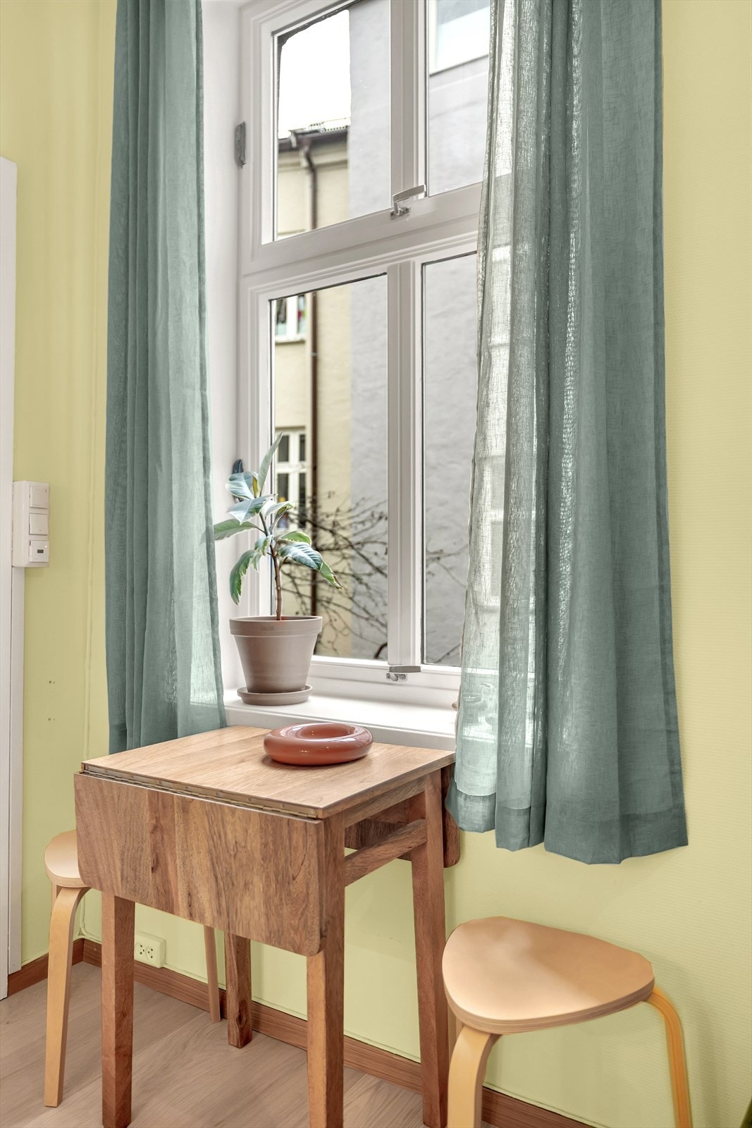 Vinduene bidrar til mye naturlig lysinnslipp i rommet. Galleribilde