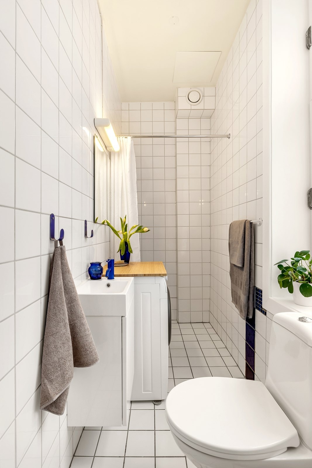 Badet fra 1996 har fliser på gulv med varmekabel og fliser på vegger. Galleribilde