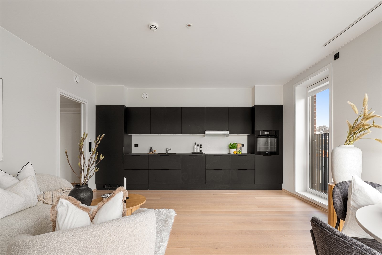 Kjøkkenet er levert av JKE Nordic og har en pen innredning i silk matt sort utførelse, med gode skap- og oppbevaringsløsninger. Galleribilde