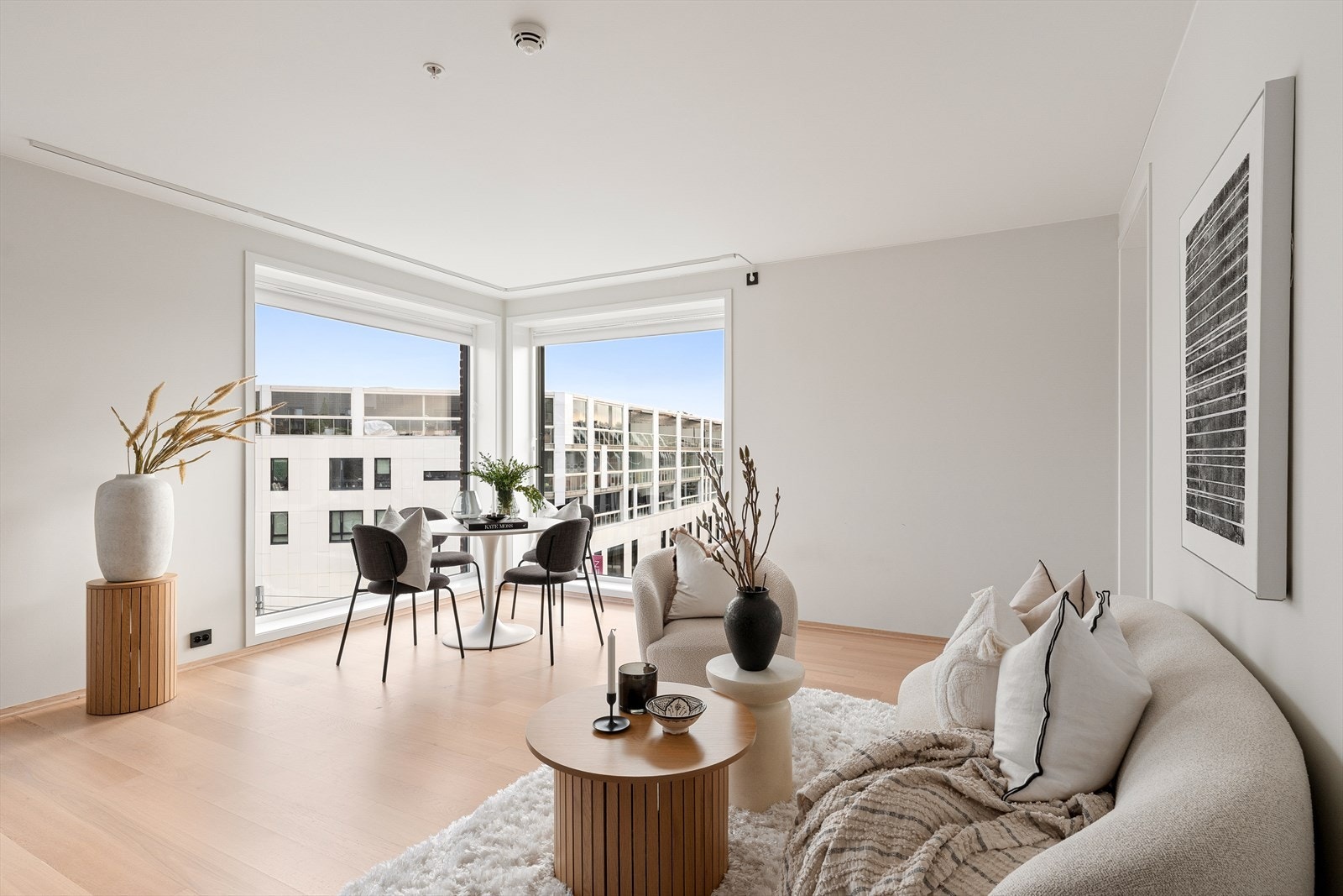 Leiligheten har gjennomgående god standard og en praktisk planløsning som gir en luftig og trivelig romfølelse. Galleribilde