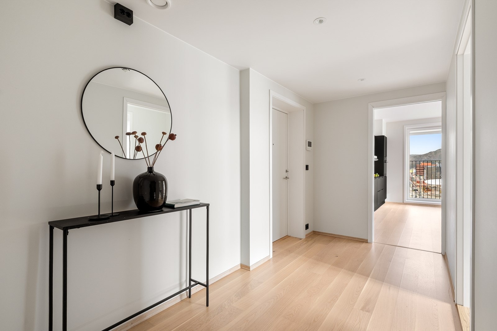 Hjertelig velkommen hjem! I det du trer over dørstokken blir du møtt av en romslig gang med oppbevaringsplass. Galleribilde