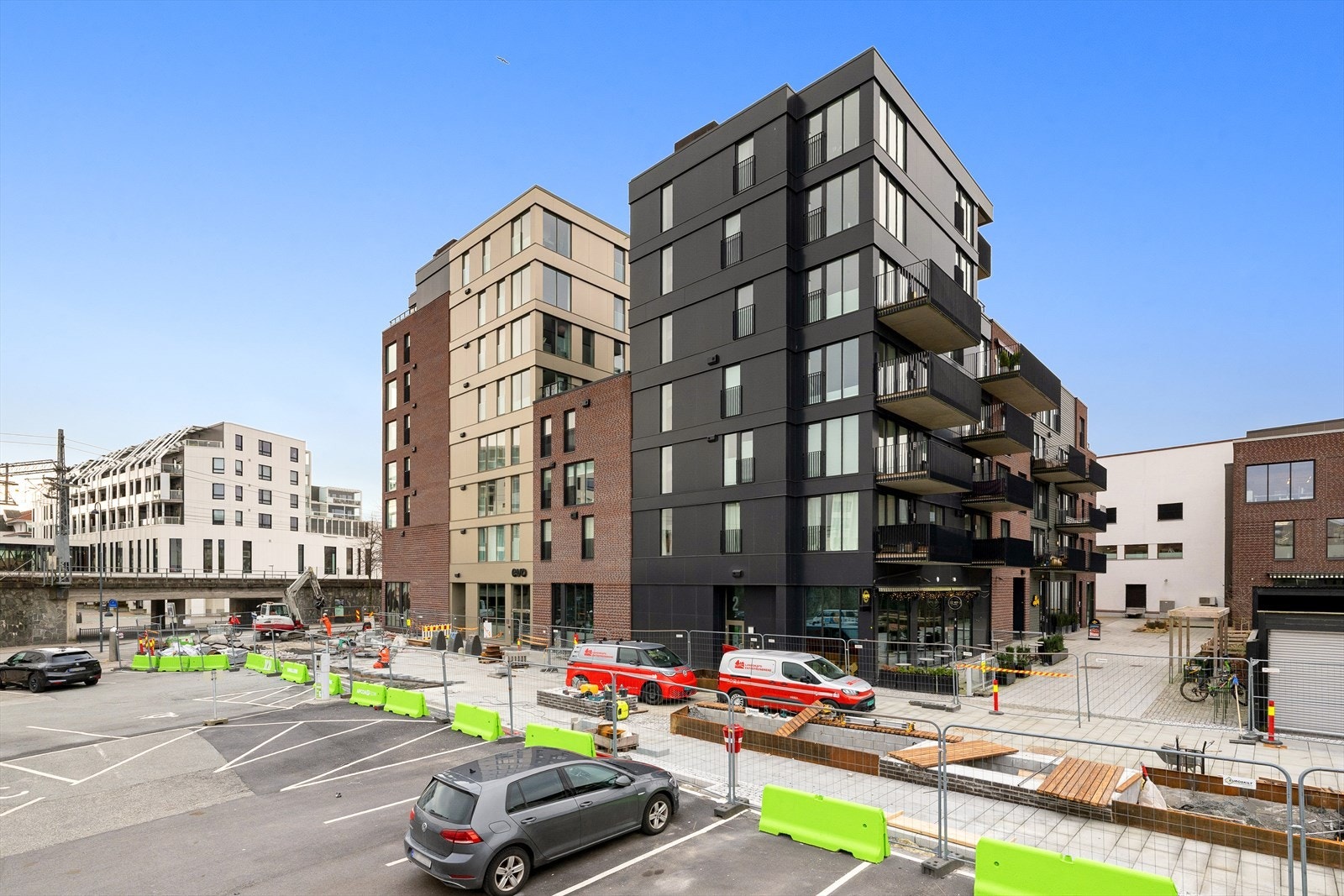 Dersom en ønsker å komme seg litt bort fra byen har en også Sandvedparken like i nærheten. Denne strekker seg helt fra Sandnes sentrum til Stokkelandsvannet. I tillegg kan man f.eks. ta turen til Gramstad hvor man kan bestige flere fjell bl.a. Dalsnuten, Galleribilde