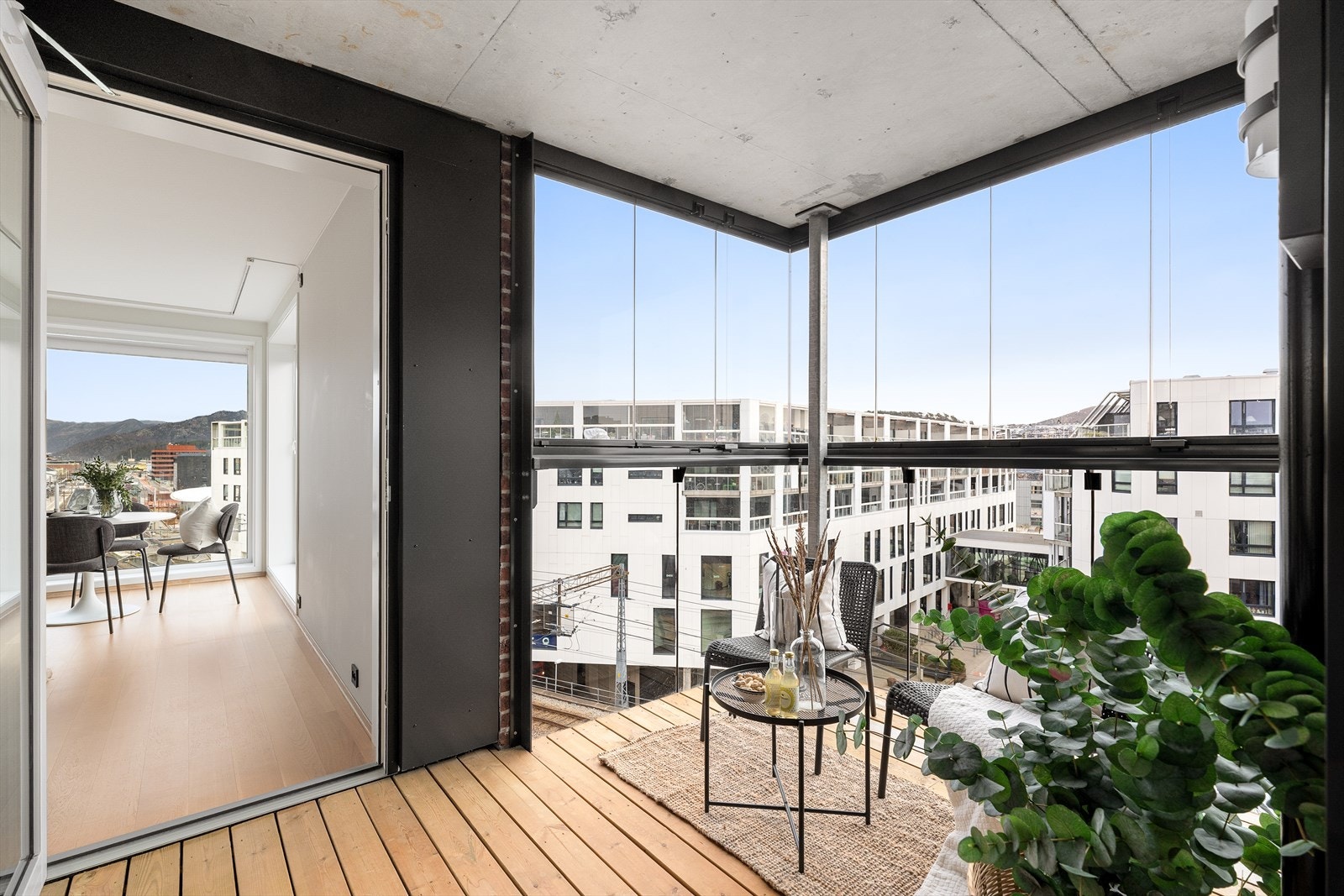 Fra stuen er det utgang til en romslig, innglasset balkong. Galleribilde